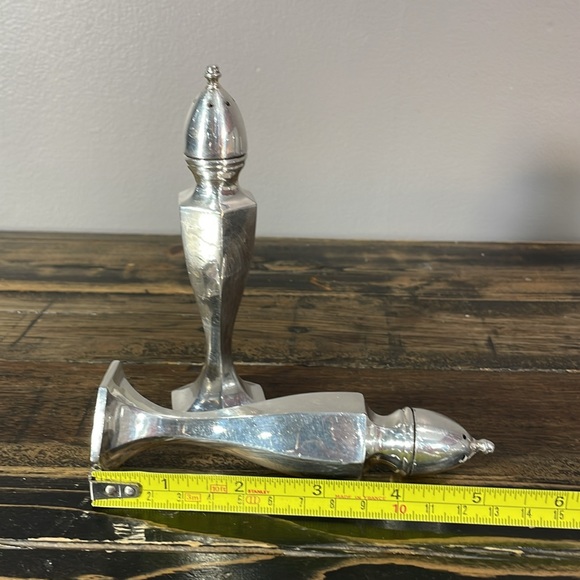 Vintage silver salt and pepper shakers - Picture 5 of 11